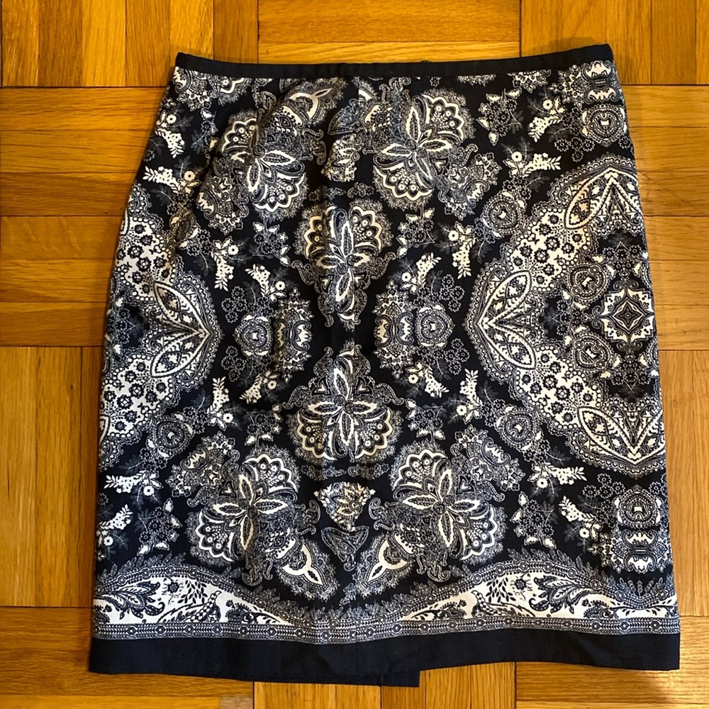 Women’s Ann Taylor Loft skirt, size 8 Petite. Dark Blue and white